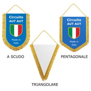 Può includere: Tre bandiere a forma di gagliardetto con frange dorate e cordoncini. Due bandiere blu presentano il testo "Circuito AUT AUT" e un emblema verde, bianco e rosso. La terza bandiera è bianca e triangolare. Il testo sulle bandiere recita "Made in Italy".