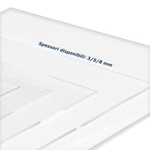 Può includere: Primo piano di fogli di acrilico trasparenti impilati uno sull'altro. Il testo "Spessori disponibili: 3/5/8 mm" è visibile sul foglio superiore.