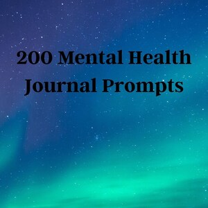 Puede incluir: Portada de diario con un diseño de cielo nocturno con el texto "200 Mental Health Journal Prompts". Debajo, la frase "This Book Belongs to" con líneas para personalización. El fondo muestra un paisaje nevado.