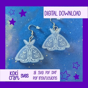 Könnte beinhalten: Klare Acryl-Motten-Ohrringe mit aufwendigen geätzten Details, die an goldfarbenen Haken hängen. Die Ohrringe sind vor einem dunkelblauen Hintergrund mit Sternakzenten platziert. Der Text "DIGITALER DOWNLOAD" ist ebenfalls sichtbar.