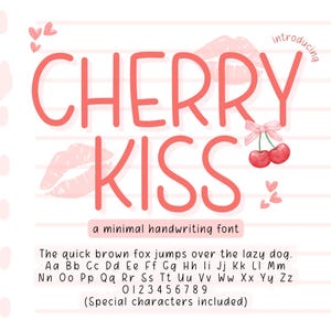 Può includere: Un font scritto a mano rosa e bianco chiamato "Cherry Kiss" con un'illustrazione di ciliegia. Il font include lettere maiuscole, lettere minuscole e numeri. Il testo "The quick brown fox jumps over the lazy dog." è mostrato sotto il font.