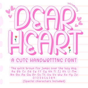 Pode incluir: Um gráfico rosa e branco que promove uma fonte de escrita manual fofa chamada "DEAR HEART". O design inclui o texto "Introducing" e "A Cute Handwriting Font". Um alfabeto e números de amostra são exibidos abaixo do título.