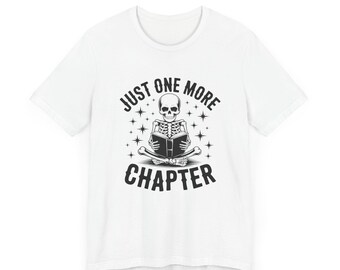 Just One More Chapter Skeleton Tee: Funny Book Lover, uniseks T-shirt