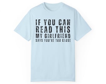 Als je dit kunt lezen, zegt mijn vriendin dat je te dichtbij bent T-shirt, cadeau voor vriendin, cadeau voor vriend, Unisex kledingstuk geverfd T-shirt