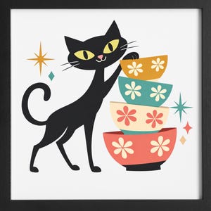 Peut inclure: Impression encadrée d'un chat noir aux yeux jaunes, touchant une pile de bols colorés. Les bols sont décorés de motifs floraux orange, turquoise et rouge. Des étoiles et des diamants ajoutent au design rétro.