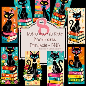 Könnte beinhalten: Eine Sammlung von acht Lesezeichen im Retro-Stil mit schwarzen Katzen mit blauen Augen, die auf Bücherstapeln sitzen. Jede Katze trägt ein anderes Accessoire, wie eine Fliege oder eine Brille. Die Lesezeichen haben eine moderne Ästhetik aus der Mitte des Jahrhunderts.