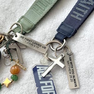 Llavero con cruz / Regalo cristiano / Llavero con escrituras / Accesorio para llaves para cristianos