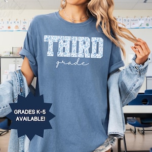 Camiseta da terceira série, camiseta com cores confortáveis, camisetas combinando para professores, camiseta de volta às aulas, camiseta chinoiserie para professores do ensino fundamental, blusa da terceira série