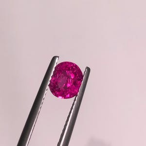 Naturlig oval rubin (1,63 ct) rosa röd ädelsten, AIG-certifierad