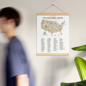 Affiche de liste de contrôle des parcs nationaux avec cintre en bois par More Than Just Parks - Illustration originale, impression mate magnétique, décor de voyage 12x16
