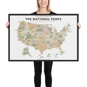 Carte encadrée des parcs nationaux des États-Unis 24 x 36 par More Than Just Parks – Impression de haute qualité avec finition brillante/mate, cadre en bois élégant