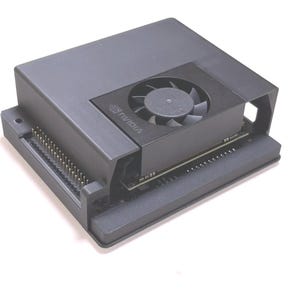 Peut inclure: Une carte graphique NVIDIA noire avec un ventilateur sur le dessus. La carte a un connecteur sur le côté et une carte de circuit visible en dessous.