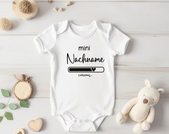 Babybody Loading Mini Nachname / Schwangerschaft verkünden / Schwangerschaftsverkündung / Geschenk / Geburtsgeschenk / Baby personalisiert