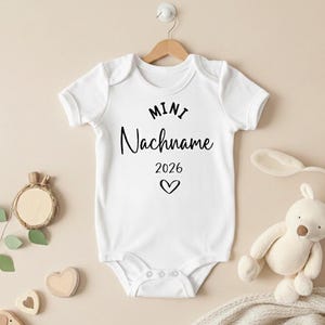 Babybody Mini Nachname Jahr Geburstjahr / Schwangerschaft verkünden / Schwangerschaftsverkündung / Geburtsgeschenk / Babybody personalisiert