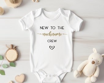 Babybody New to the Crew Nachname GOLD / Schwangerschaft verkünden / Schwangerschaftsverkündung / Geburtsgeschenk / Babybody personalisiert