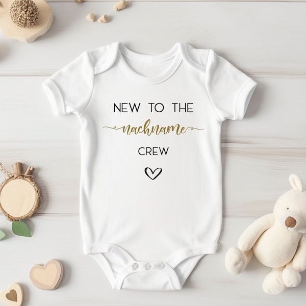 Babybody New to the Crew Nachname GOLD / Schwangerschaft verkünden / Schwangerschaftsverkündung / Geburtsgeschenk / Babybody personalisiert