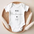 Baby bodysuit mini with last name 4 / Pregnancy announcement / Pregnancy announcement / Birth gift / Personalized baby bodysuit Grandma Grandpa product logo