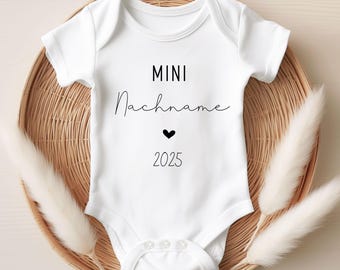 Babybody Mini Nachname 4 / Schwangerschaft verkünden / Schwangerschaftsverkündung / Geburtsgeschenk / Babybody personalisiert Oma Opa