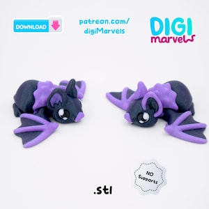 Puede incluir: Dos pequeñas figuras estilizadas de murciélagos en azul oscuro y morado. Los murciélagos tienen ojos grandes y alas extendidas. La imagen incluye el texto "DOWNLOAD", "patreon.com/digiMarvels", ".stl" y "DIGI marvels". Una pegatina dice "NO Supports".