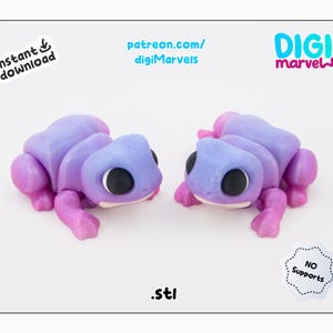 Op de afbeelding: Een set van drie keramische mokken met een gespikkelde, crèmekleurige glazuur. Elke mok heeft een handgeschilderd bloemmotief in blauw, groen en geel. De mokken hebben een eenvoudige, moderne vorm.