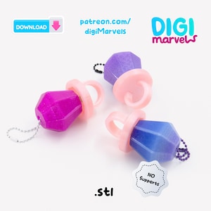 Könnte beinhalten: Drei schlüsselanhänger in Edelsteinform in Lila, Rosa und Blau. Jeder Schlüsselanhänger hat einen hellrosa Ring und eine kleine Kette. Das Bild enthält auch den Text "patreon.com/digiMarvels", "DIGI marvels", ".stl" und "DOWNLOAD".
