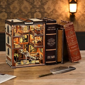 Op de afbeelding: Een gedetailleerd houten boekenplankmodel met een interieur met meerdere verdiepingen, met een dinosaurusbeeldje. Het model wordt geflankeerd door twee vintage boeken en een ganzenveer. De tekst "SAMPLE TEXT" is zichtbaar op de boekruggen.