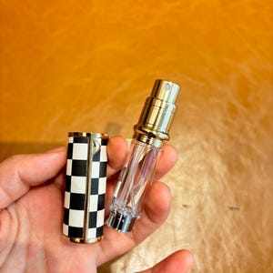 Elegant Portable 5ml Refillable Perfume Atomizer – Travel-Size Checkered Spray Bottle, Black & White Chic Design for Fragrance Lovers