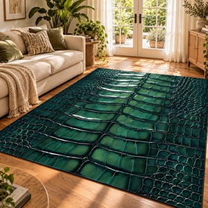 Puede incluir: Una alfombra rectangular de color verde esmeralda intenso con un patrón de textura realista de piel de cocodrilo de alto contraste. El diseño muestra formas grandes, brillantes y escamosas que se transforman en texturas más pequeñas y redondeadas.