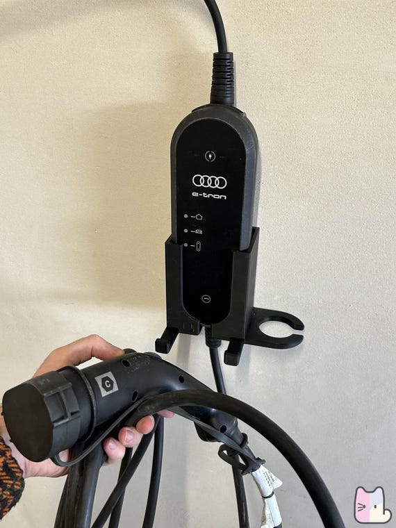 アウディ e-tron 充電器壁掛けマウント：ケーブル＆プラグホルダー（3D
