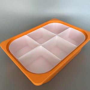 Op de afbeelding: Een oranje plastic verdeeld dienblad met zes compartimenten. De binnencompartimenten zijn wit. De lade is rechthoekig met afgeronde hoeken en is ontworpen voor het organiseren van kleine items of voedsel.