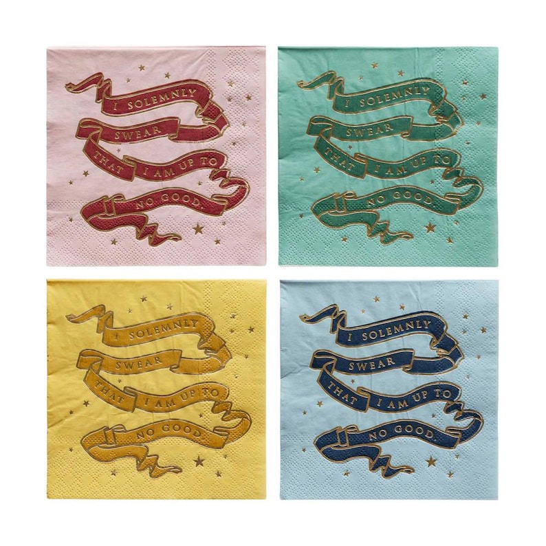 Puede incluir: Juego de cuatro servilletas de papel cuadradas en colores pastel: rosa, verde, amarillo y azul. Cada servilleta presenta un dise&ntilde;o de banner con el texto "I Solemnly Swear That I Am Up To No Good" en letras doradas y estrellas.