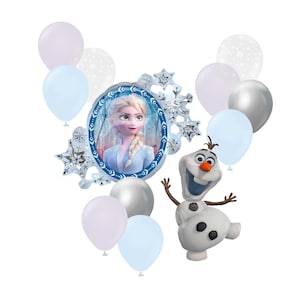 Op de afbeelding: Een verzameling feestversieringen met personages uit de film Frozen. Inclusief lichtblauwe, zilveren en lavendelkleurige ballonnen, samen met een folie decoratie van Elsa en Olaf de sneeuwman. Ideaal voor een Frozen-thema verjaardagsfeest.