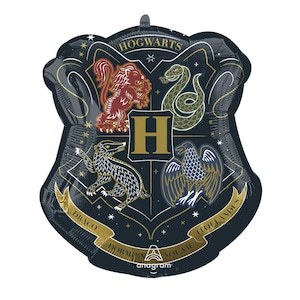 Puede incluir: Globo en forma de escudo con el escudo de Hogwarts. El escudo incluye un le&oacute;n, una serpiente, un tej&oacute;n y un &aacute;guila, con la palabra "Hogwarts" en la parte superior. Destacan los detalles dorados y la letra "H".