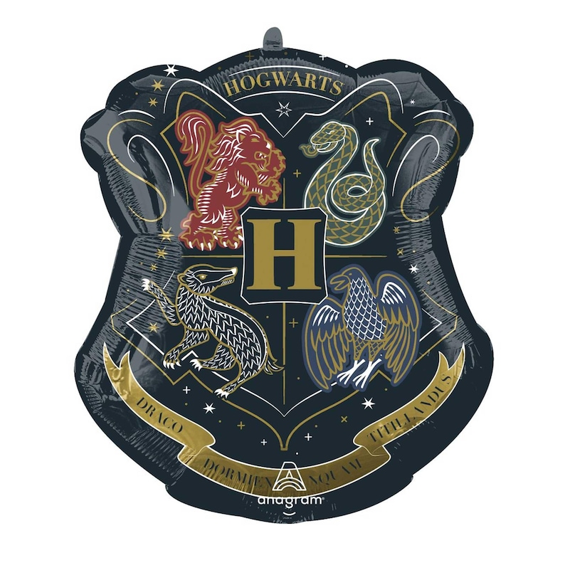 Puede incluir: Globo en forma de escudo con el escudo de Hogwarts. El escudo incluye un le&oacute;n, una serpiente, un tej&oacute;n y un &aacute;guila, con la palabra "Hogwarts" en la parte superior. Destacan los detalles dorados y la letra "H".