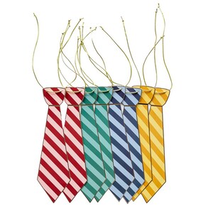 Puede incluir: Una colecci&oacute;n de adornos decorativos de corbata en varios colores, incluyendo rojo, verde, azul y amarillo. Cada corbata presenta rayas diagonales y un hilo dorado para colgar. Las corbatas est&aacute;n dispuestas en fila sobre un fondo blanco.