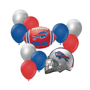 Peut inclure: Un ensemble de ballons rouges, blancs et bleus, un ballon de football et un casque de football. Le ballon de football est rouge avec le mot "BILLS" et un logo de bison bleu. Le casque est argenté avec un logo de bison bleu. Les ballons sont de tailles variées.
