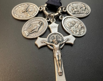 Może przedstawiać: Srebrny naszyjnik religijny z krzyżem, medalem św. Michała, medalem św. Józefa i medalem Maryi. Naszyjnik jest na czarnym sznurku.