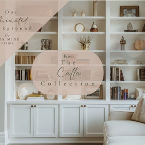 Könnte beinhalten: Weiße, eingebaute Bücherregale mit Dekoartikeln und Büchern. Im Vordergrund befindet sich ein weißes Sofa mit einem beigefarbenen Kissen. Der Text "From The Calla Collection" befindet sich auf einem rosa ovalen Hintergrund.