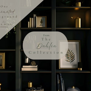 Może przedstawiać: Czarna biblioteczka z złotymi akcentami i różnymi elementami dekoracyjnymi, w tym książkami, roślinami i dziełami sztuki. Na półce widoczny jest tekst "From The Dahlia Collection".
