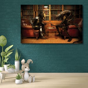 Puede incluir: Impresión enmarcada que representa a un Depredador y un Alien jugando al ajedrez. La escena tiene lugar en una biblioteca con sillones de cuero y un tablero de ajedrez. El Depredador está sentado, mientras que el Alien está sentado enfrente.