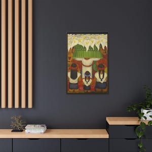 Könnte beinhalten: Ein gerahmtes Gemälde zeigt eine stilisierte Szene mit Figuren und Blumen. Das Kunstwerk zeigt eine zentrale Figur mit weißem Gewand, umgeben von anderen. Weiße Calla-Lilien sind prominent, und die Farbpalette umfasst Rot-, Grün- und Blautöne.