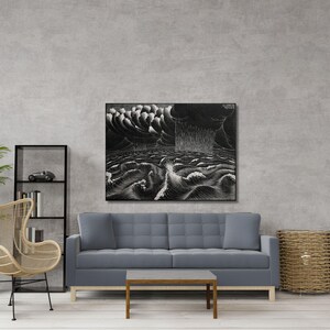 Könnte beinhalten: Ein schwarz-weiß gerahmter Druck, der eine stürmische Meereslandschaft darstellt. Das Kunstwerk zeigt große Wellen, dunkle Wolken und einen dramatischen Regen. Der Druck wird über einem grauen Sofa präsentiert.