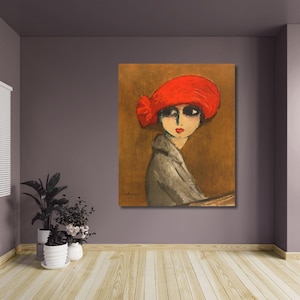 Può includere: Dipinto a olio di una donna con un cappello rosso con un fiocco. La donna ha occhi scuri e labbra rosse. Indossa un cappotto grigio. Lo sfondo è di colore marrone caldo.