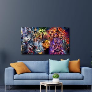 Könnte beinhalten: Ein rechteckiger Leinwanddruck mit einer Collage verschiedener Marvel-Superhelden. Das Kunstwerk zeigt Charaktere aus den Avengers, Spider-Man und anderen Marvel-Filmen. Der Druck hat eine lebendige Farbpalette mit einem dunkelblauen Hintergrund.