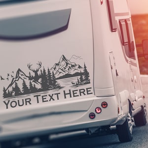 Adesivo per camper e roulotte / Adesivo personalizzato con cervo dalla coda bianca, foresta, lago, fiume, montagne, cime innevate, cartello da viaggio, grafica in vinile personalizzata.
