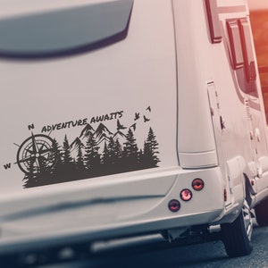 Camper RV Decal Bussola Grafica in vinile foresta, L'avventura attende adesivo, Montagne Innevate Cime di viaggio Grafica RV personalizzata