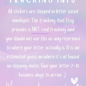 Puede incluir: Un fondo de color p&uacute;rpura pastel y rosa con texto blanco que dice "TRACKING INFO". El texto explica que el seguimiento de Etsy no es un seguimiento real y que se deben esperar entre 7 y 10 d&iacute;as h&aacute;biles para la entrega. Tres ilustraciones de corazones blancos est&aacute;n en la esquina inferior derecha.