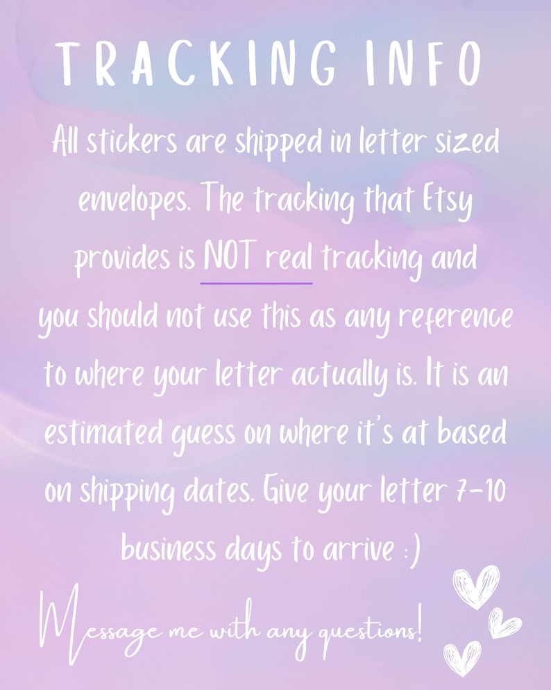 Puede incluir: Un fondo de color p&uacute;rpura pastel y rosa con texto blanco que dice "TRACKING INFO". El texto explica que el seguimiento de Etsy no es un seguimiento real y que se deben esperar entre 7 y 10 d&iacute;as h&aacute;biles para la entrega. Tres ilustraciones de corazones blancos est&aacute;n en la esquina inferior derecha.