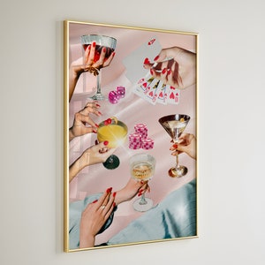 ポーカーと飲酒の夜をプレイする女性カードギャラリー壁プリント、ピンクのレトロなポーカーカードプリント、トレンディなバーカートの大きなアート装飾、即時ダウンロード