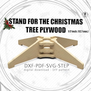 Könnte beinhalten: Ein hellfarbener Holzständer für einen Weihnachtsbaum aus Sperrholz. Der Ständer ist 12,7 mm dick und hat eine sternförmige Basis mit einer zentralen Stützstruktur. Der Text auf dem Bild lautet "STAND FOR THE CHRISTMAS TREE PLYWOOD" und "DXF-PDF-SVG-STEP digital download - DIY pattern."